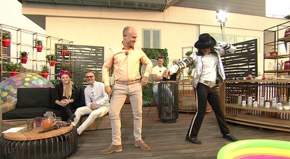 NEČEKANÁ IMPROVIZACE: Moderátoři Snídaně tančili s Michaelem Jacksonem! Komu to šlo lépe?
