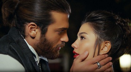 Hvězda tureckého seriálu Zasněná láska zveřejnila překvapivou fotku. Poznali byste ji?