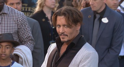 Johnny Depp se po soudu vrací k hraní: Podívejte se, jak mu to sluší v roli krále Ludvíka!