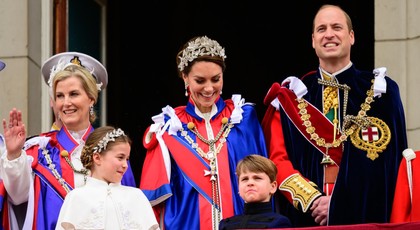 Co vám uteklo na korunovaci? Roztomilý princ Louis, Meghan Markle v přestrojení a pád Katy Perry!