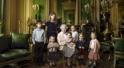 Nejdojemnější momenty královny Alžběty II. s vnoučaty i pravnoučaty. Kdo jí dokázal vykouzlit úsměv na tváři?