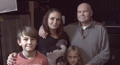 ´Nevnímal jsem signály těla.´ Otec a manžel s leukémií nyní čeká na dárce. Rodina se slzami v očích vypráví příběh