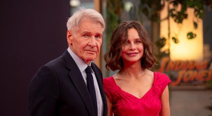 Harrisona Forda zastínila manželka. Čím uchvátila na premiéře nového Indiana Jonese?