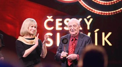 Do Síně slávy se jako první stěhuje český divadelní klasik a král něžné poesie Jiří Suchý