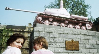 Divoké a fantastické devadesátky: Růžový tank, Metallica v Moskvě i Mekáč jako luxus