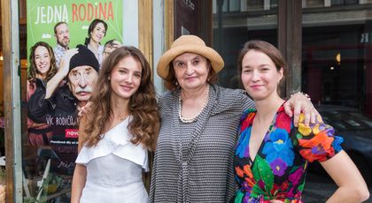 Seriál Jedna rodina po pracovní době? Holubová s Kohoutovou chodí na čaj k Sandevě