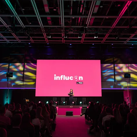 Influcon 2026 v SaSaZu. Mediálním partnerem akce je Oneplay