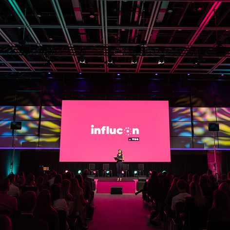 Influcon 2026 v SaSaZu. Mediálním partnerem akce je Oneplay