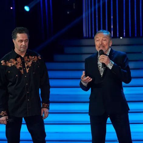 Tvoje tvář má známý hlas: Martin Dejdar a Karel Gott jako Karel Gott a Alphaville