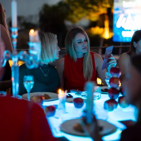 Hosté si prohlížejí menu