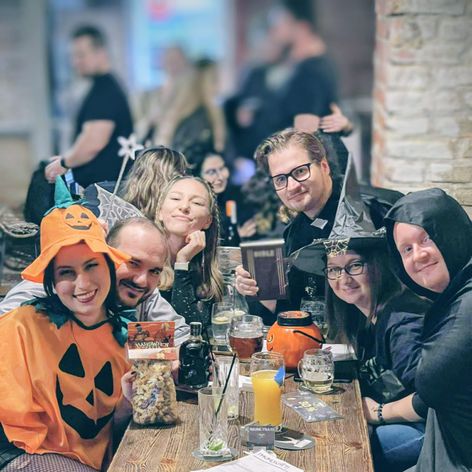 Tahle partička si Halloween pořádně užila.