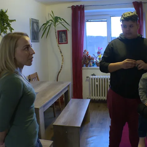 Denisa při přivítání s náhradní rodinou.