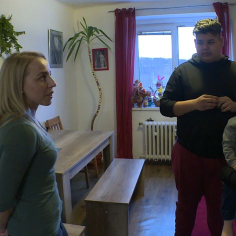 Denisa při přivítání s náhradní rodinou.