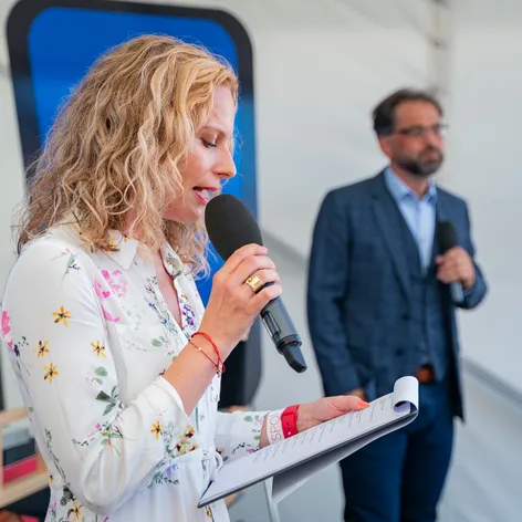 Kristina Kloubková na Dni s Novou v Hradci Králové, vzadu Kalkulátor