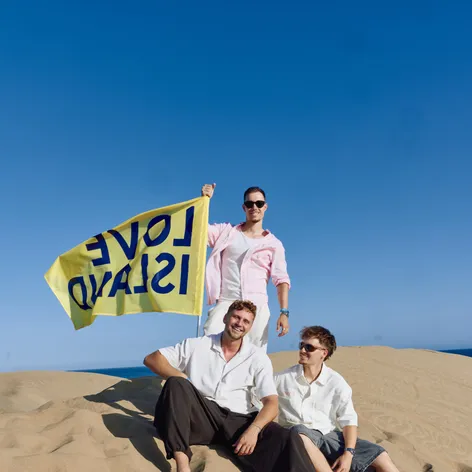 Plážoví Chalani si užívají press trip Love Island 2026 v dunách na Kanárech, kde mohli poprvé vidět cast na fotografiíích a zhodnotit ho.