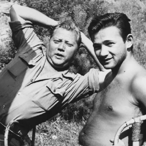 Ze soukromého alba Rudolfa Hrušínského; Rudolf Hrušínský, s tátou v létě 1965 na chatě v Plané nad Lužnicí