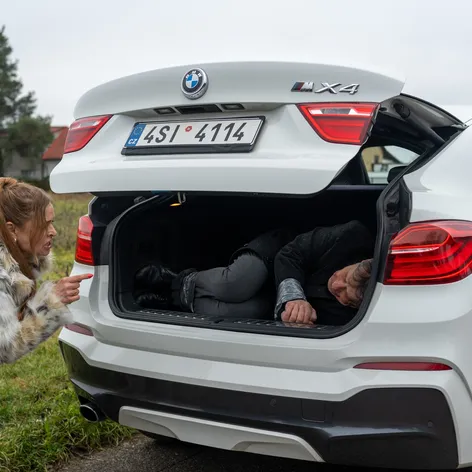 Zuzana Zlatohlávková a Pavel kříž v seriálu Bratři a sestry.