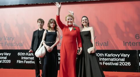 Vášáryová převzala ve Varech prestižní cenu. Její šaty odkazovaly na Postřižiny