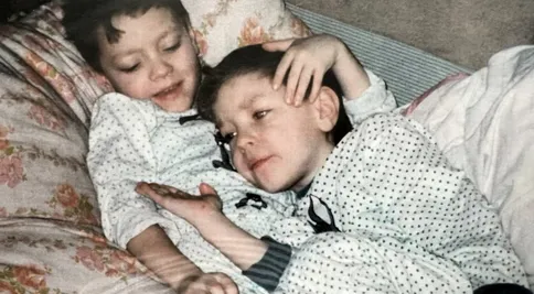 Poznáte, kdo to je? Slavná dvojčata slaví 35. narozeniny