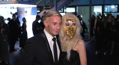 Sámer Issa ze SuperStar k nepoznání: Ve Varech je za slušňáka