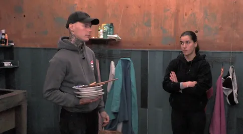 Charlotte má Tokju dost. Erik se jí zastal