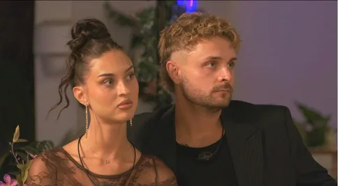 Neúprosný Love Island: Jednomu páru u ohniště vyprší čas