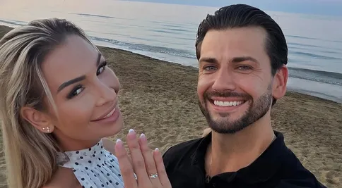 Bombshell z Love Islandu se zasnoubil. Přítelkyni požádal o ruku v Itálii