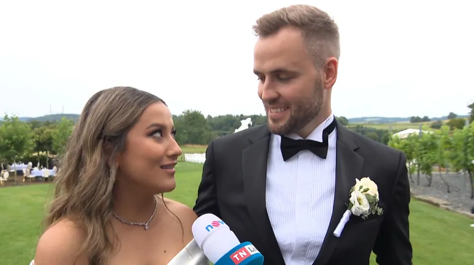 Moderátorka TV Nova se vdala. Na svatbě novomanželům pršelo štěstí