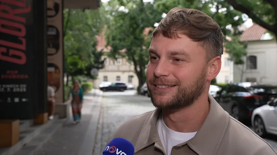 Hezky česky: Moderátor Novy si užívá léto plnými doušky