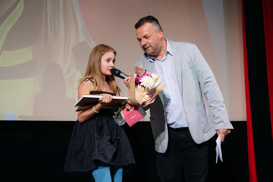 Klára Kitto přebírá cenu na jevišti