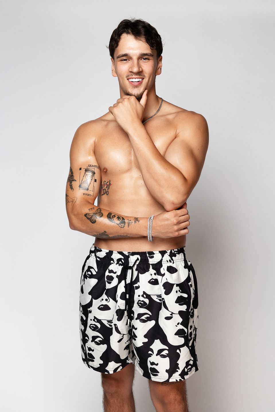 Love Island, Honzi