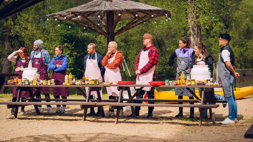 Soutěžící MasterChefa poslouchají zadání