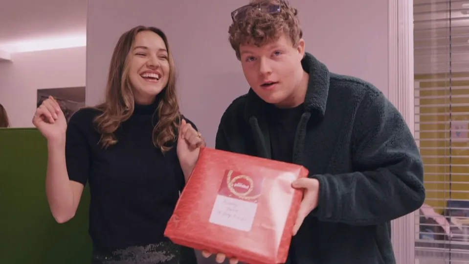 Kateřina Ujfaluši a Petr Komínek balí dárky