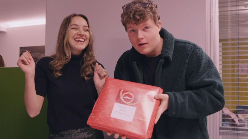 Kateřina Ujfaluši a Petr Komínek balí dárky
