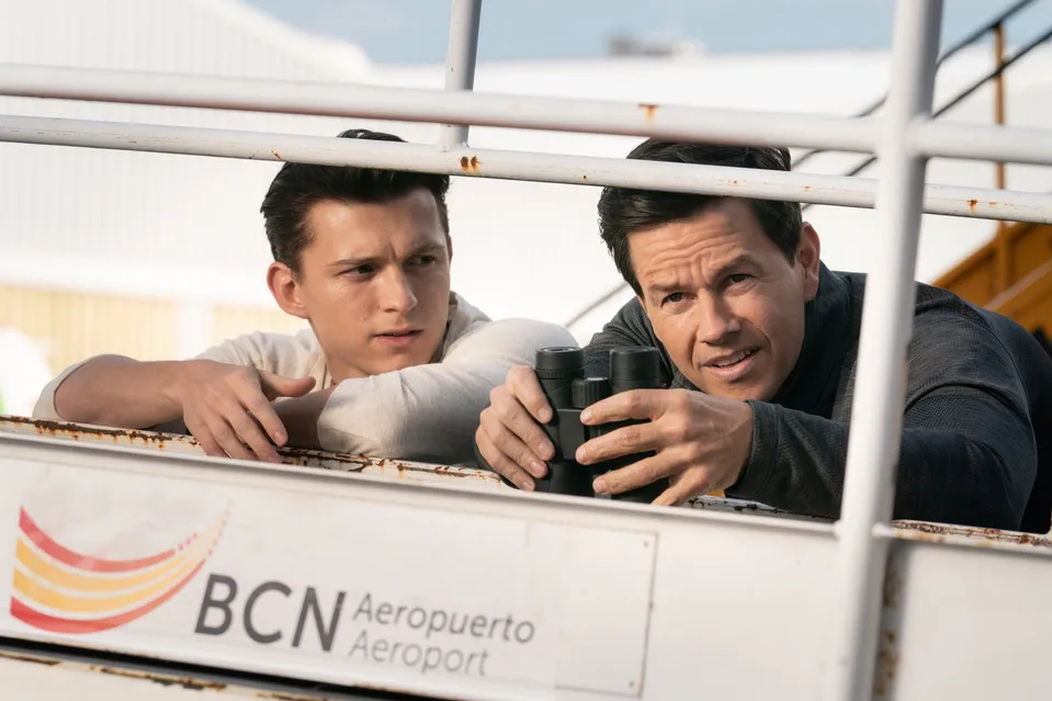 Herci Tom Holland a Mark Wahlberg ve filmu Uncharted: Lovci pokladů