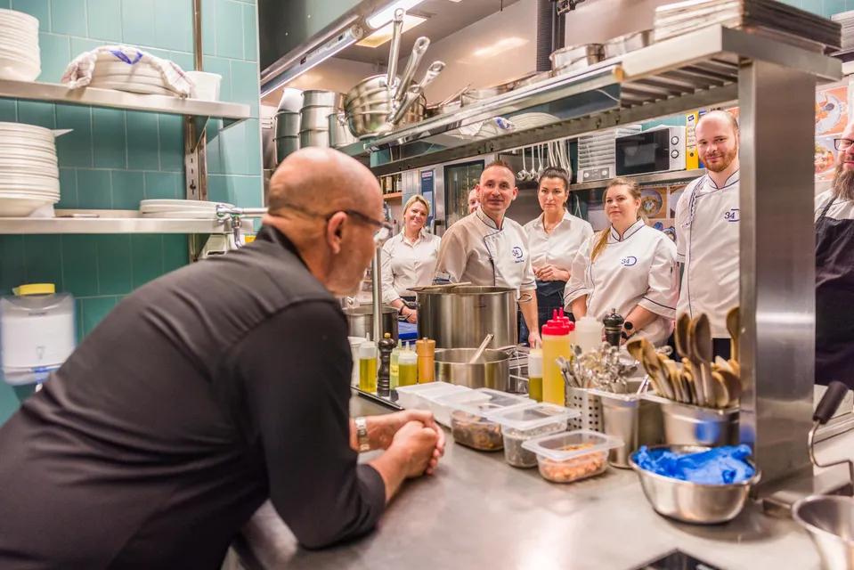 Zdeněk Pohlreich v kuchyni restaurace Dejvická 34
