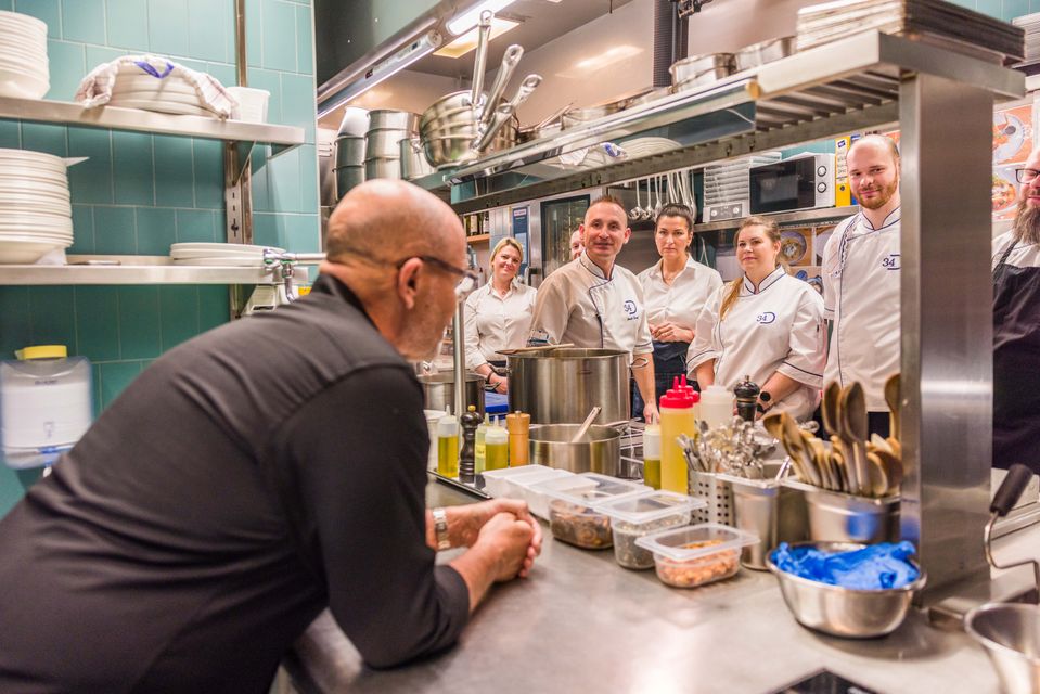 Zdeněk Pohlreich v kuchyni restaurace Dejvická 34