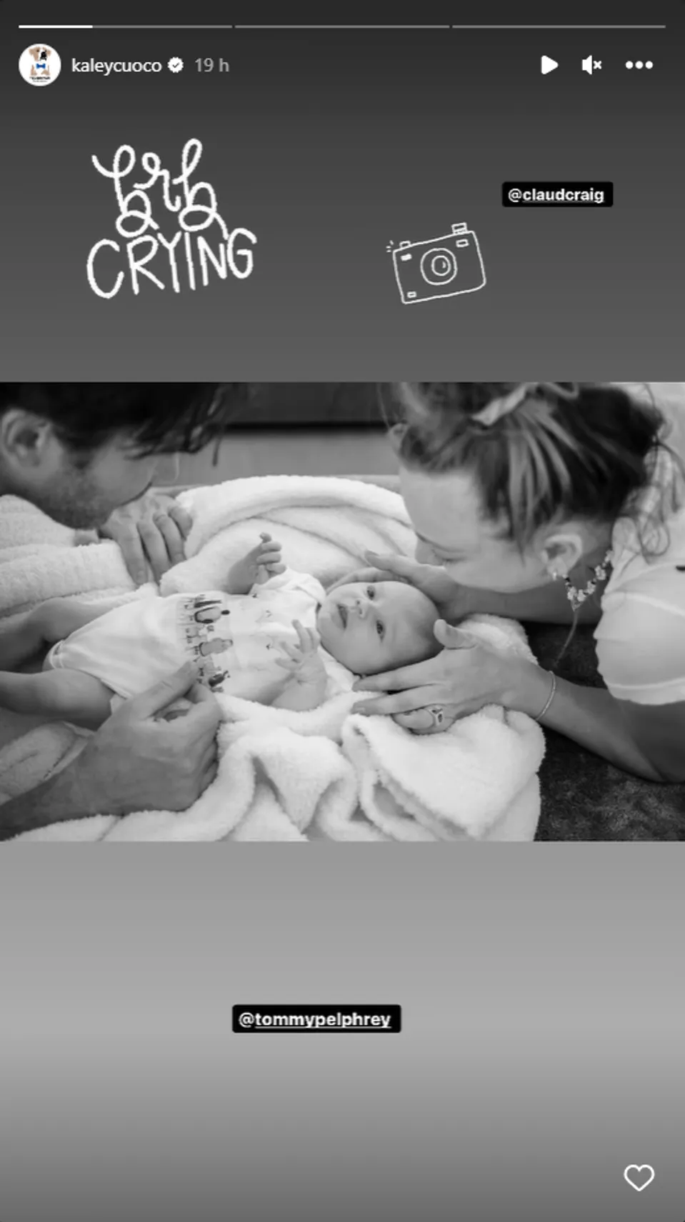Kaley Cuoco a Tom Pelphrey.