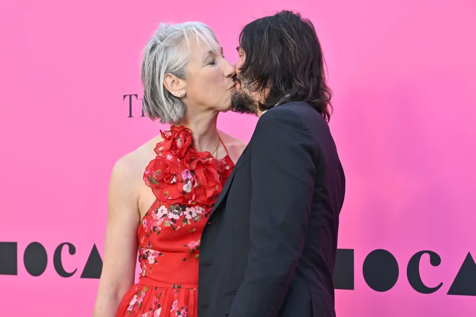 Keanu Reeves a Alexandra Grant.