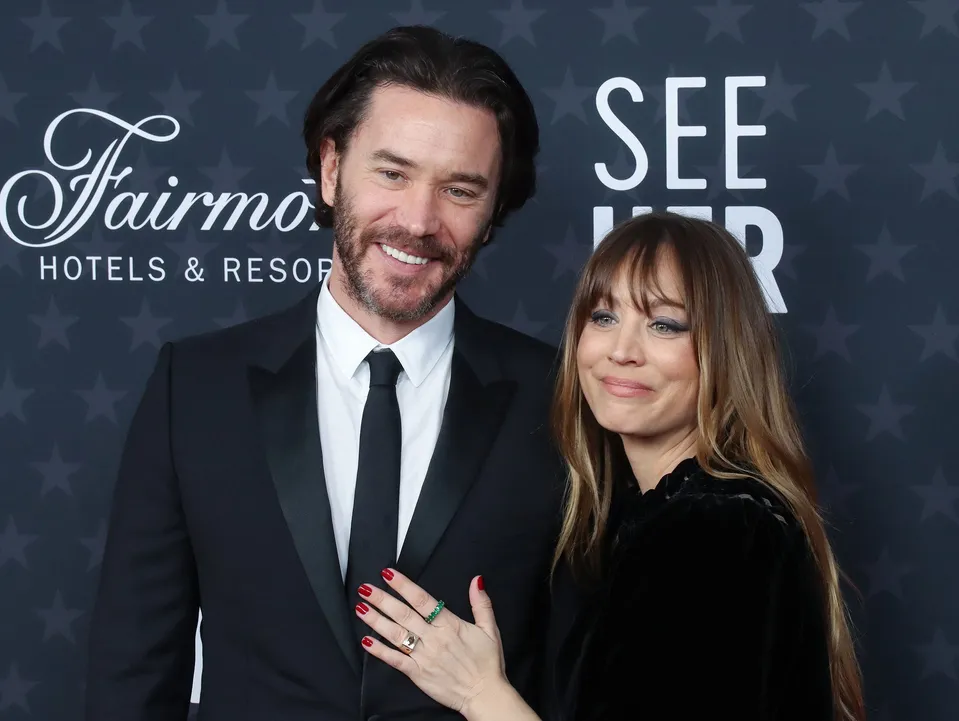 Kaley Cuoco a Tom Pelphrey.