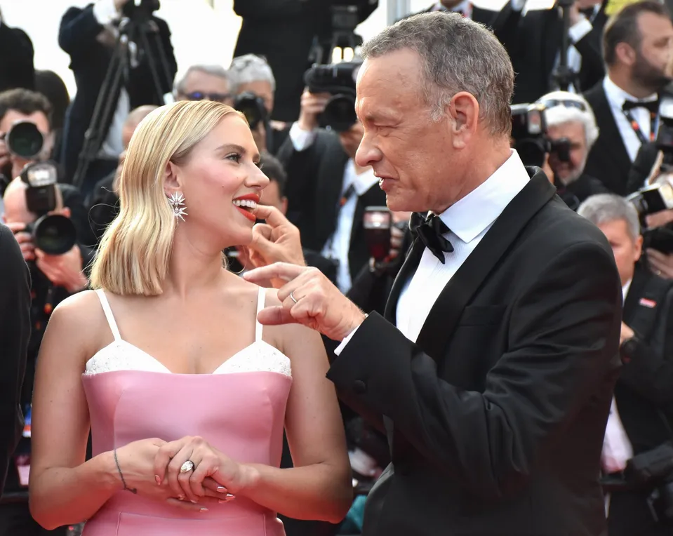 Scarlett Johansson a Tom Hanks.