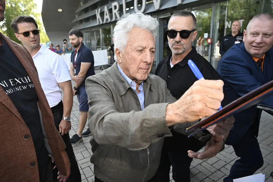 Dustin Hofman dorazil na Mezinárodní filmový festival Karlovy Vary a rozdával podpisy