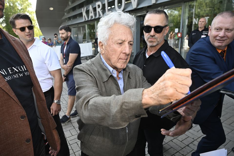Dustin Hofman dorazil na Mezinárodní filmový festival Karlovy Vary a rozdával podpisy