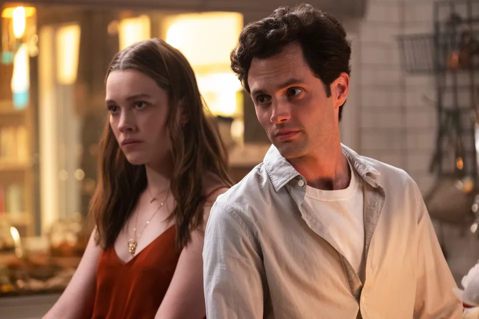 Penn Badgley a Victoria Pedretti v seriálu You