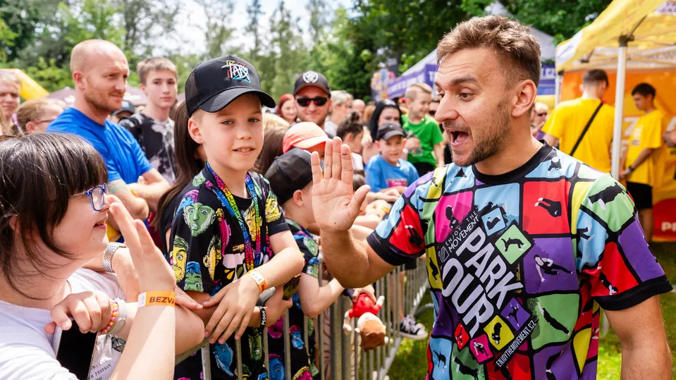 Novinkou letošního ročníku je například parkour a pumptrack zóna. Festival zároveň dlouhodobě pracuje i s tématy, která přesahují samotnou zábavu – od pohybu a zdravého životního stylu přes digitální bezpečnost až po ekologii