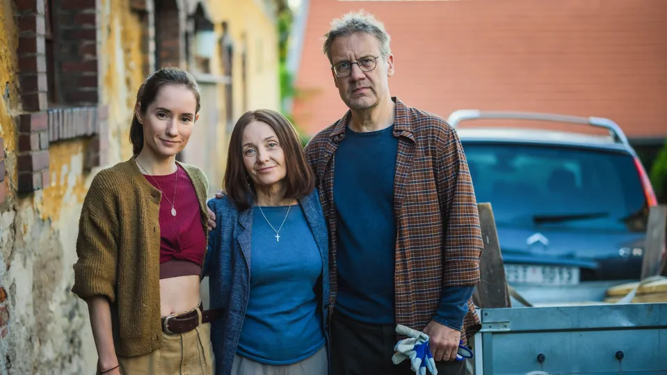 Eliška Křenková v levo v roli Marie Nekudové dcery Svatavy a Pepi Nekudy