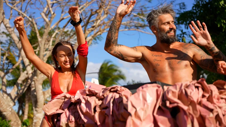 Hrdinové na pool party v Survivor.