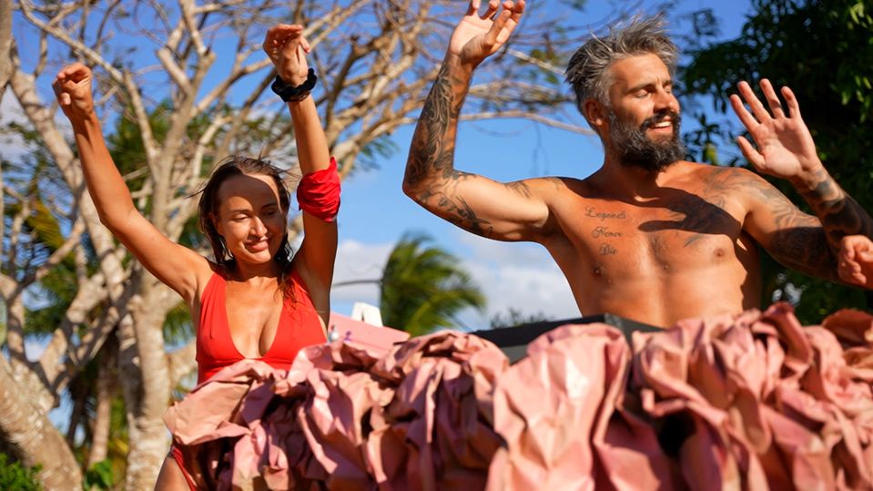 Hrdinové na pool party v Survivor.