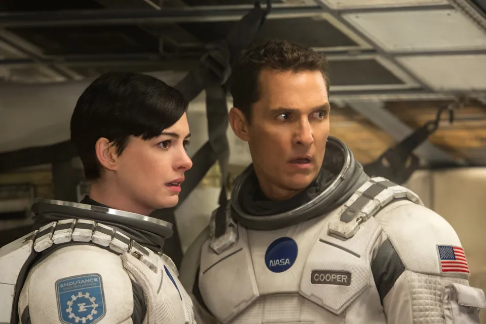 Pilot Matthew McConaughey a Anne Hathaway jako vědkyně Brand na misi Interstellar