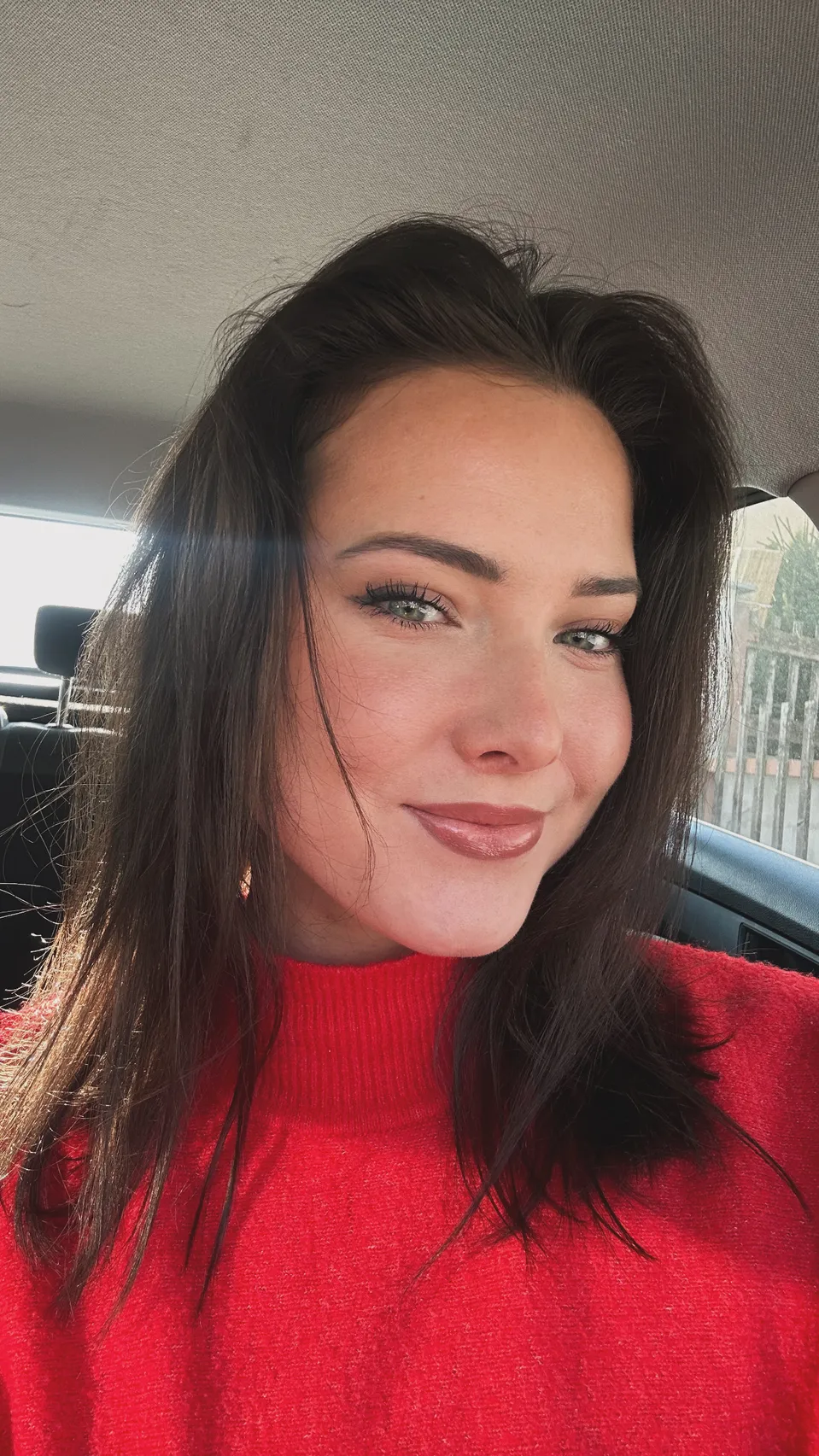 Míša se obarvila na tmavé vlasy